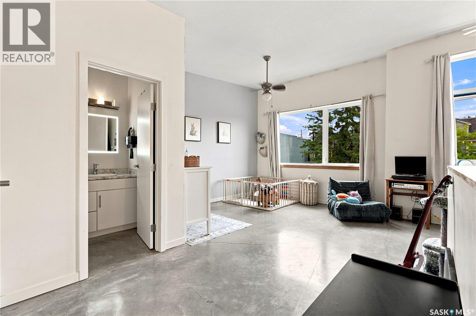 319 D Avenue S, Saskatoon, SK - Indoor