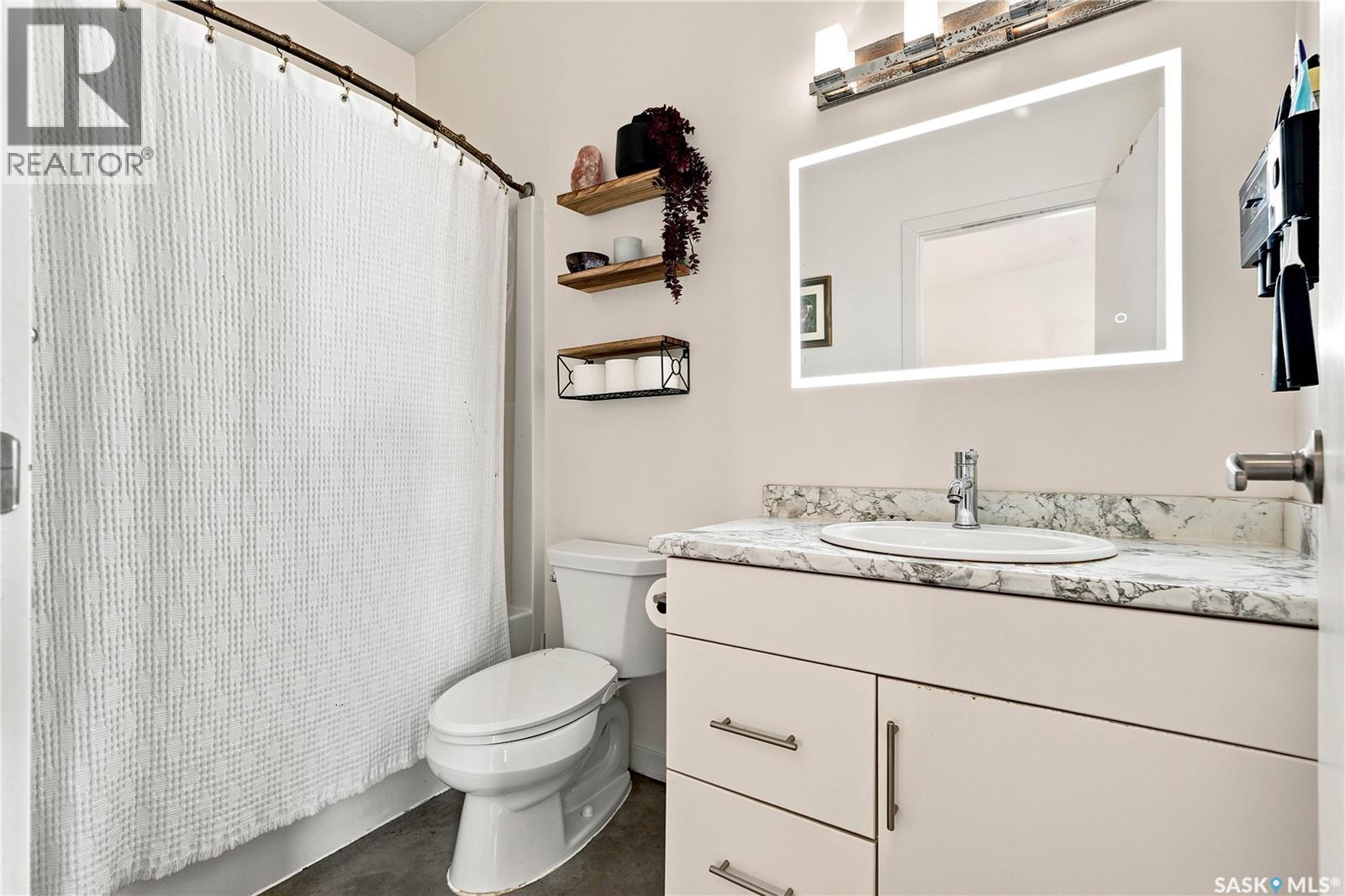 319 D Avenue S, Saskatoon, SK - Indoor Photo Showing Bathroom