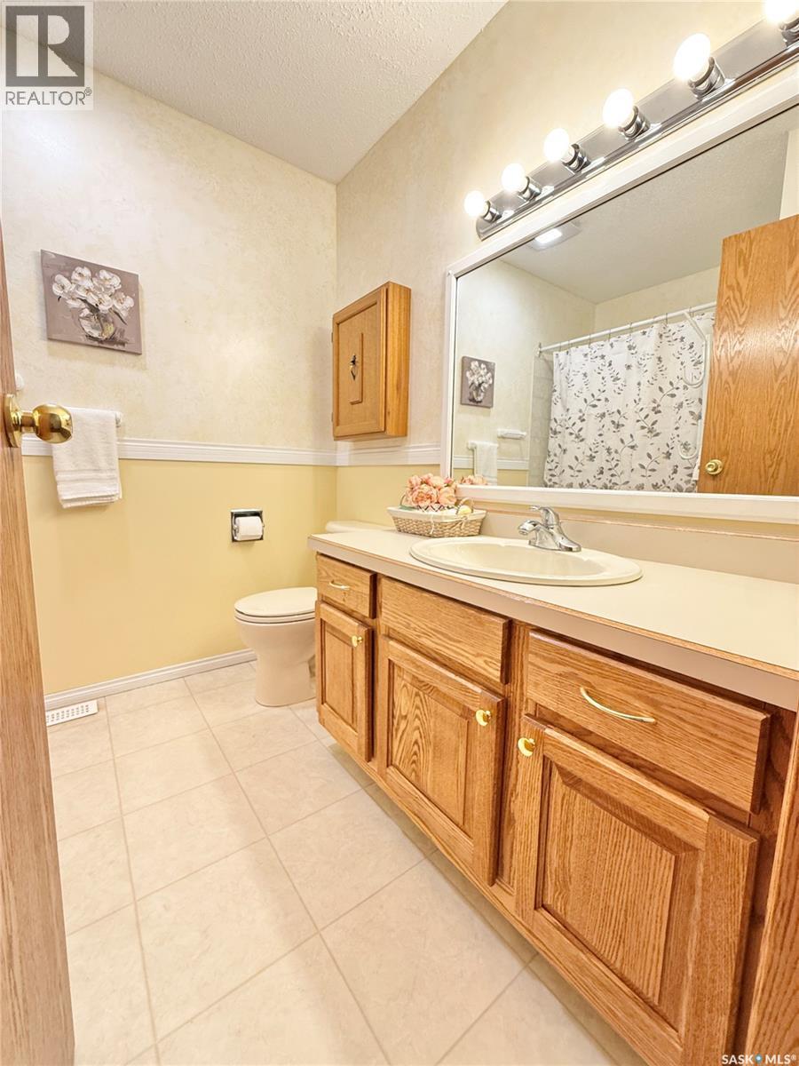 715 Brimacombe Drive, Weyburn, SK - Indoor Photo Showing Bathroom