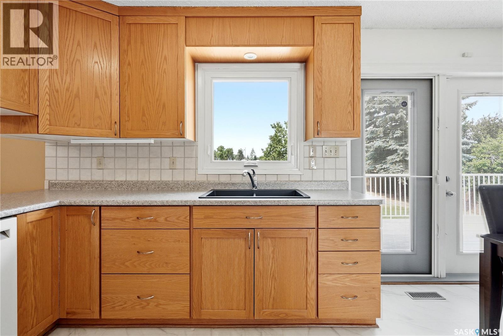 515 Frobisher Crescent, Saskatoon, SK - Indoor Photo Showing Kitchen With Double Sink