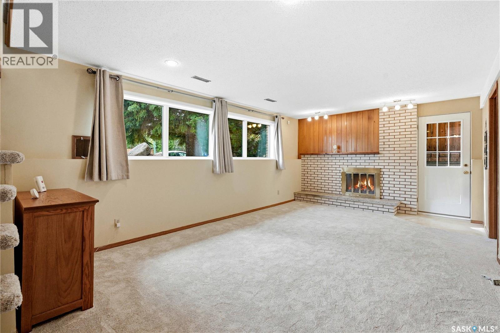 515 Frobisher Crescent, Saskatoon, SK - Indoor With Fireplace