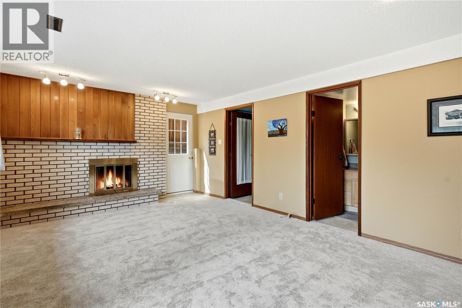 515 Frobisher Crescent, Saskatoon, SK - Indoor With Fireplace