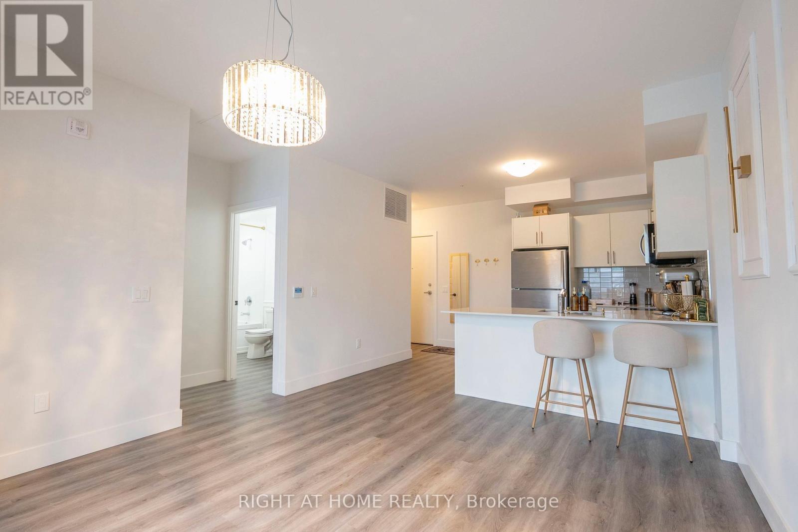 302 - 1000 Lackner Place E, Kitchener, ON - Indoor Photo Showing Kitchen