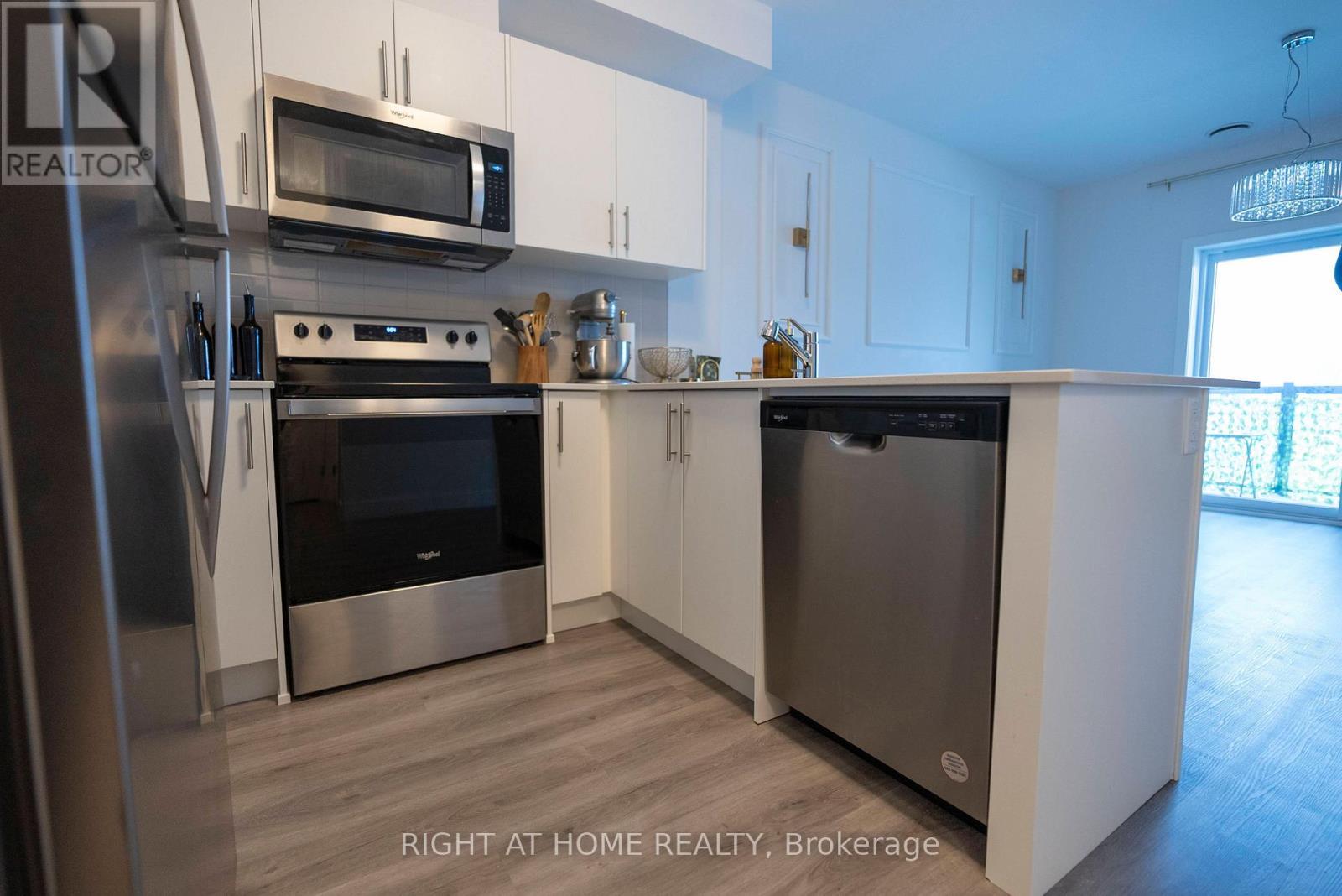302 - 1000 Lackner Place E, Kitchener, ON - Indoor Photo Showing Kitchen With Stainless Steel Kitchen