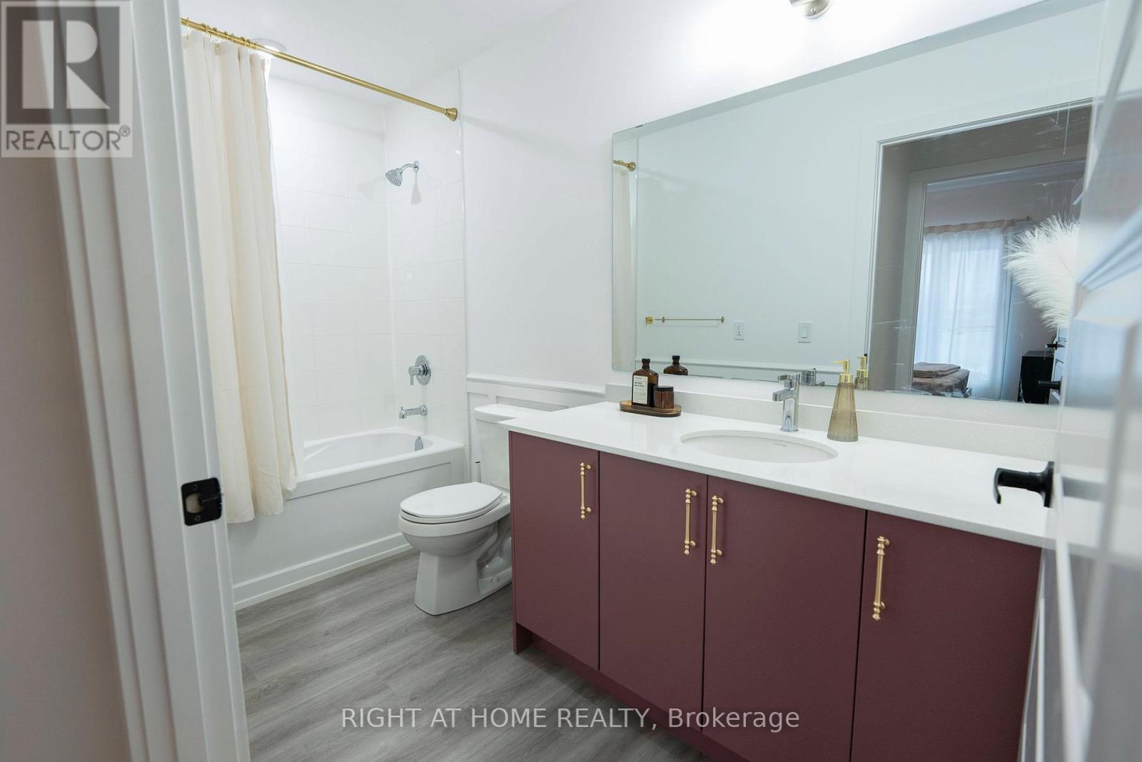 302 - 1000 Lackner Place E, Kitchener, ON - Indoor Photo Showing Bathroom
