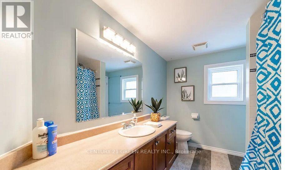 7 Swartz Street, Kitchener, ON - Indoor Photo Showing Bathroom