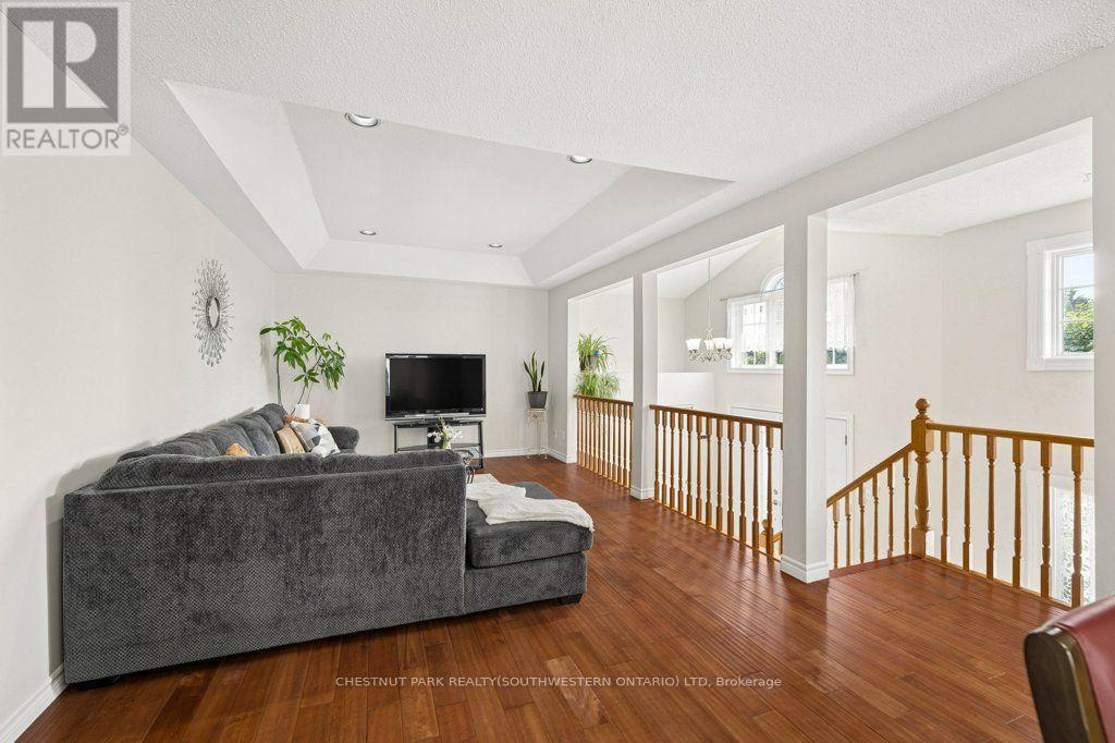 158 Bankside Drive, Kitchener, ON - Indoor Photo Showing Living Room