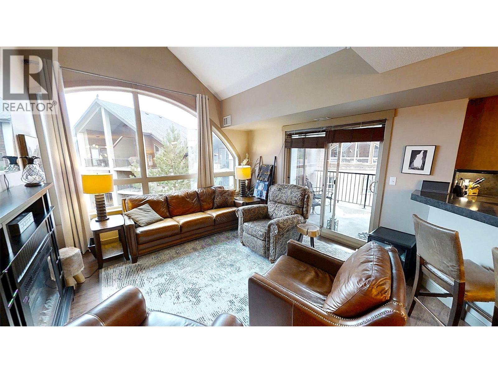 205 Third Avenue Unit# 1403, Invermere, BC - Indoor Photo Showing Living Room