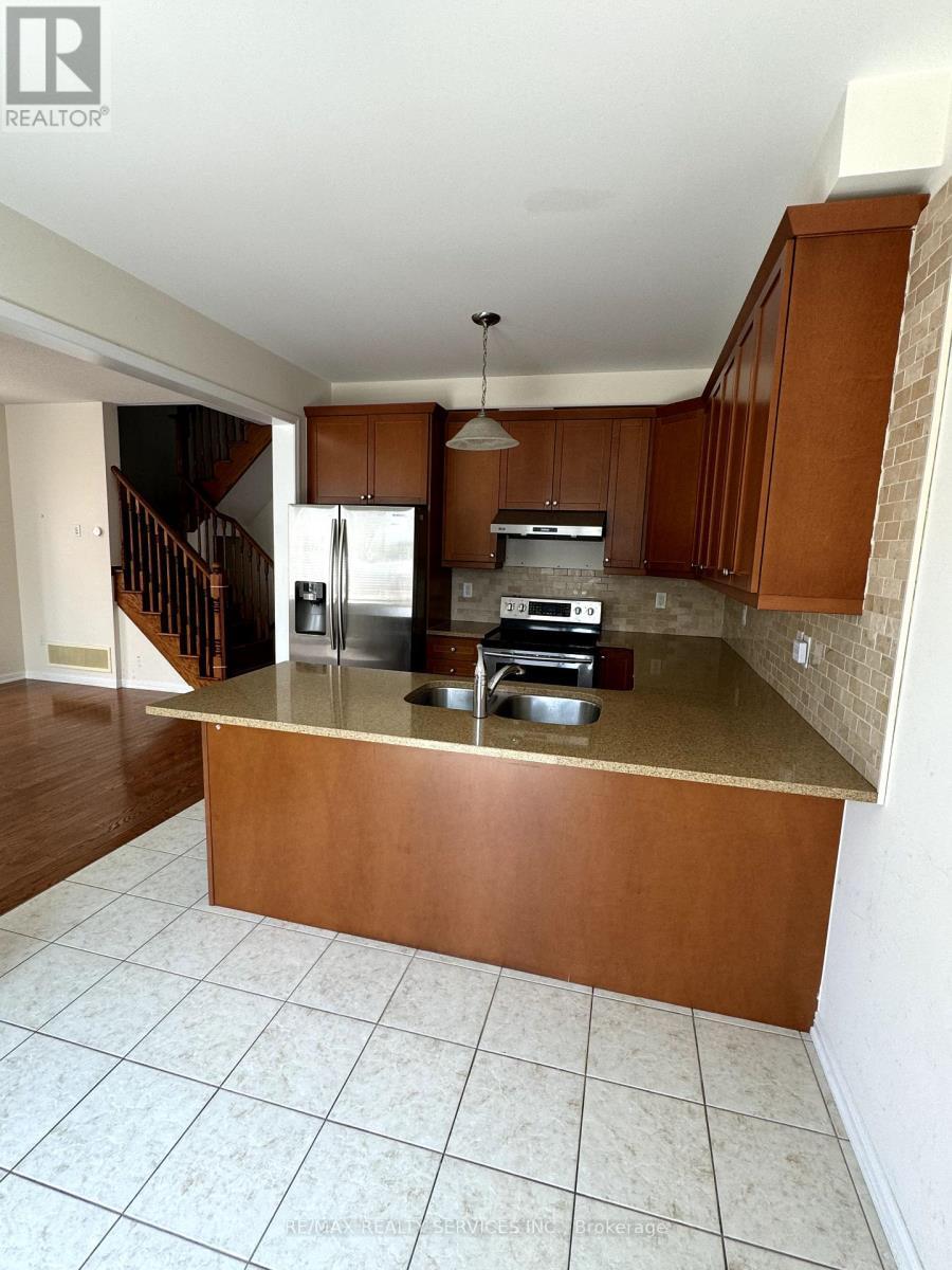 30 Arkwright Drive, Brampton, ON - Indoor Photo Showing Kitchen With Double Sink