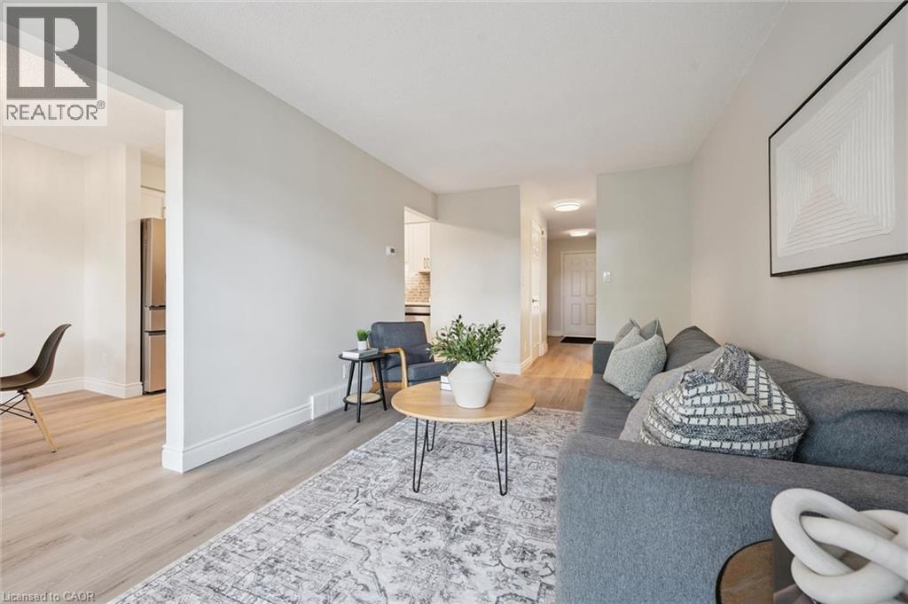 89 Woolwich Street Unit# 10, Waterloo, ON - Indoor Photo Showing Living Room