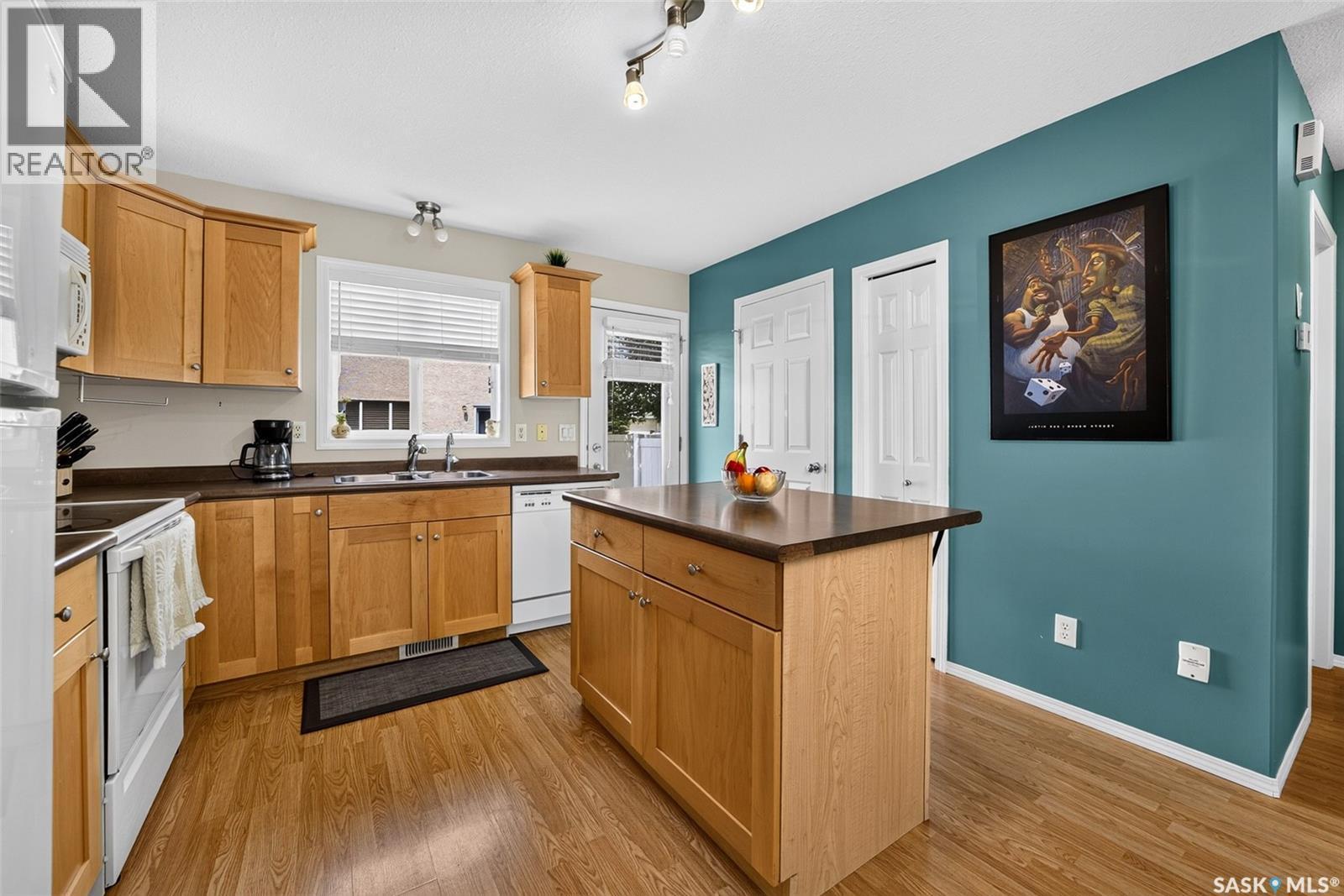 46 2801 Windsor Park Road, Regina, SK - Indoor Photo Showing Kitchen With Double Sink