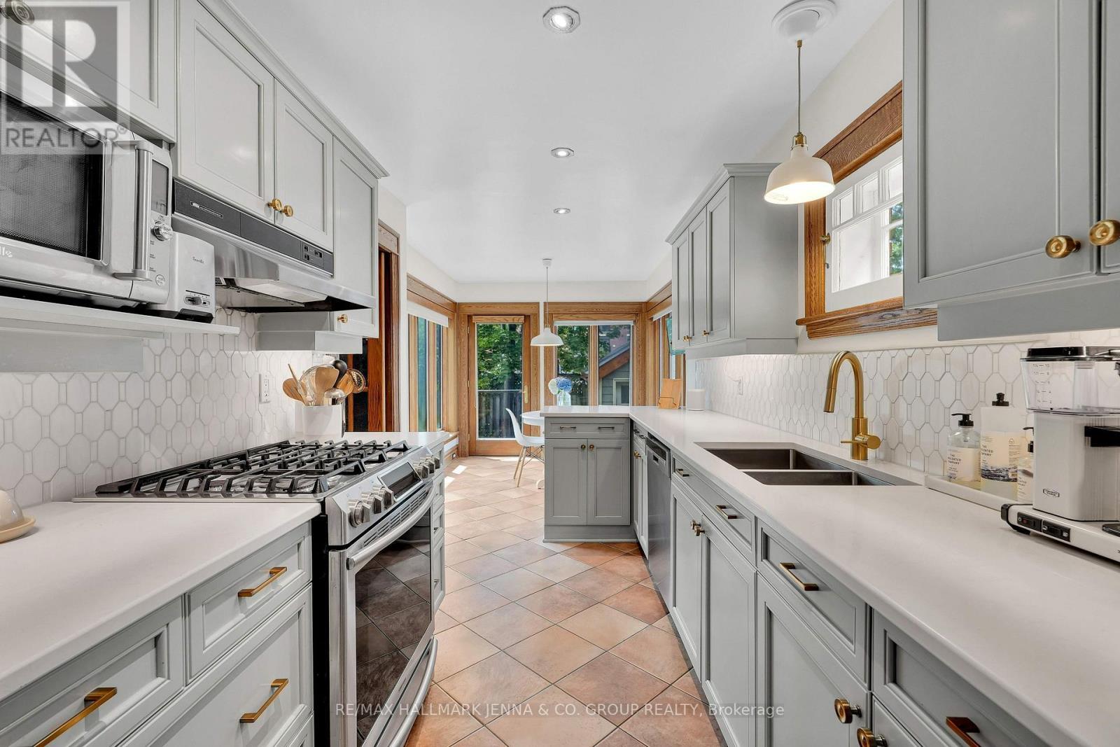 50 Willard Street, Ottawa, ON - Indoor Photo Showing Kitchen With Double Sink With Upgraded Kitchen