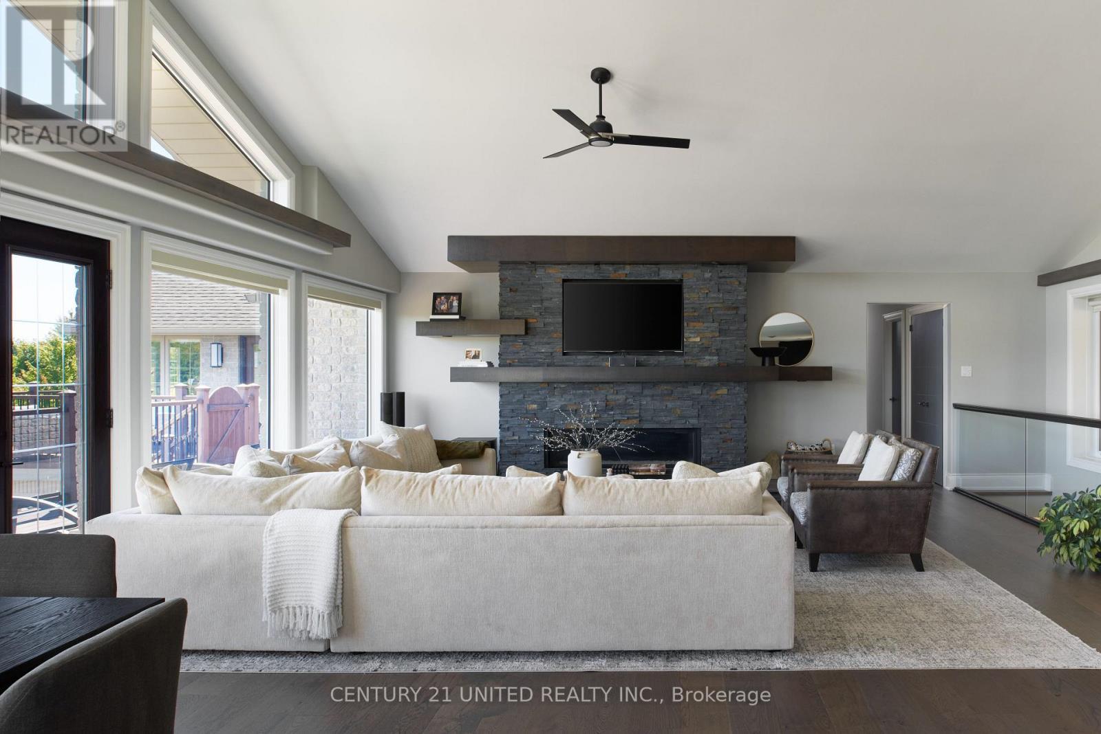7 Maplehill Drive, Cavan Monaghan (Cavan-Monaghan), ON - Indoor Photo Showing Living Room With Fireplace