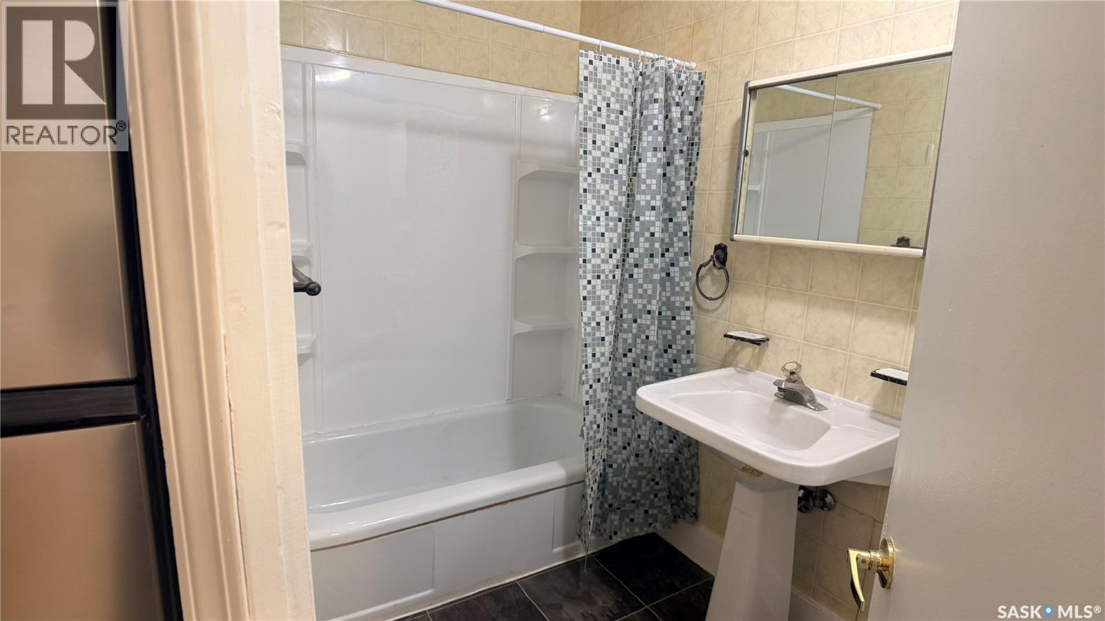 605 2Nd Street, Estevan, SK - Indoor Photo Showing Bathroom