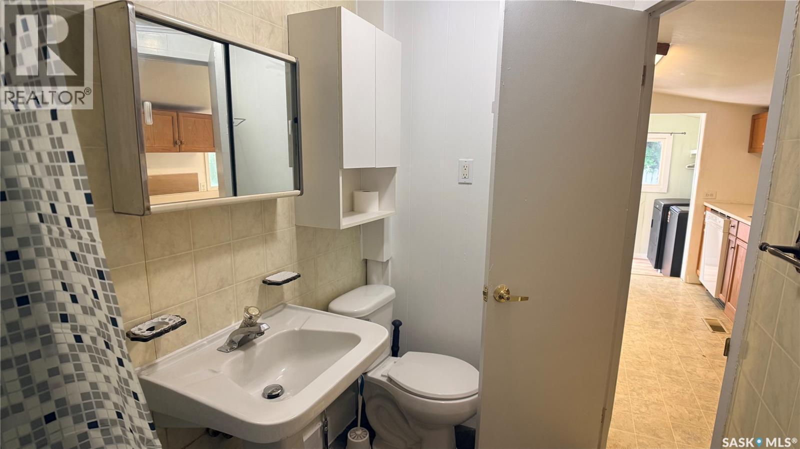 605 2Nd Street, Estevan, SK - Indoor Photo Showing Bathroom