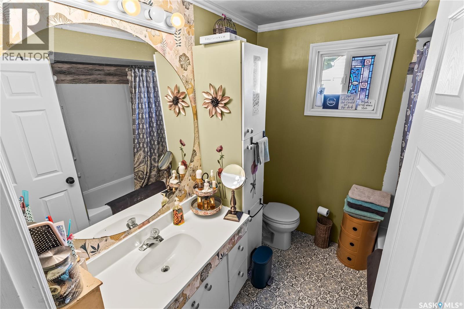 931 4Th Street E, Prince Albert, SK - Indoor Photo Showing Bathroom
