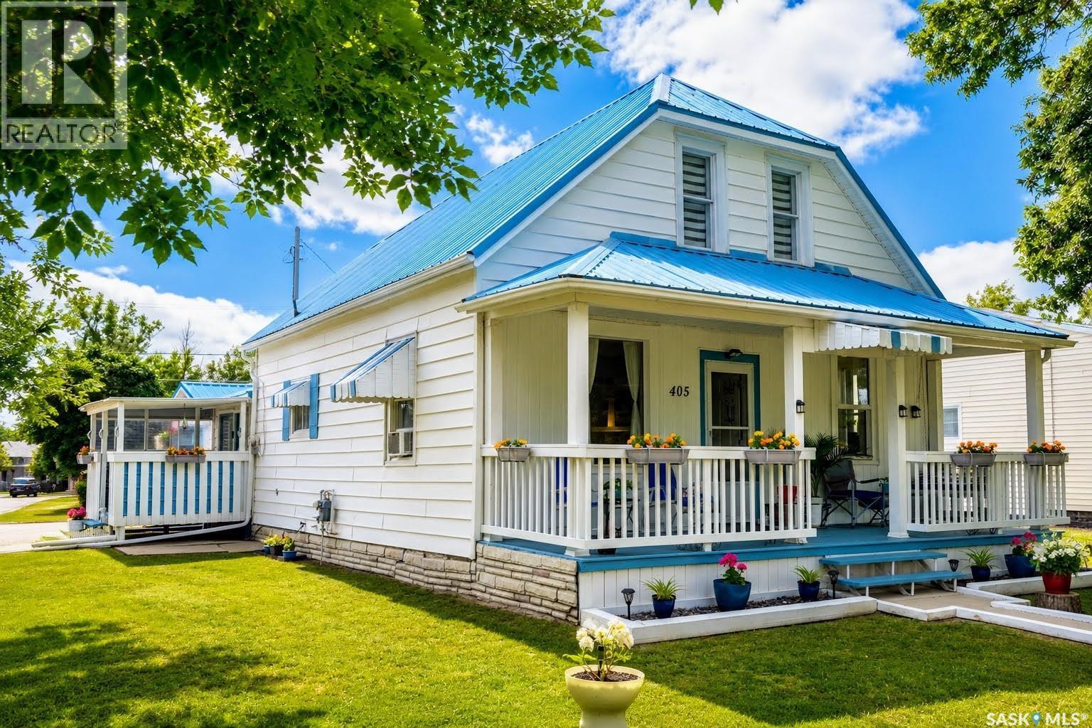 405 Saskatchewan Street, Central Butte, SK - Outdoor With Deck Patio Veranda