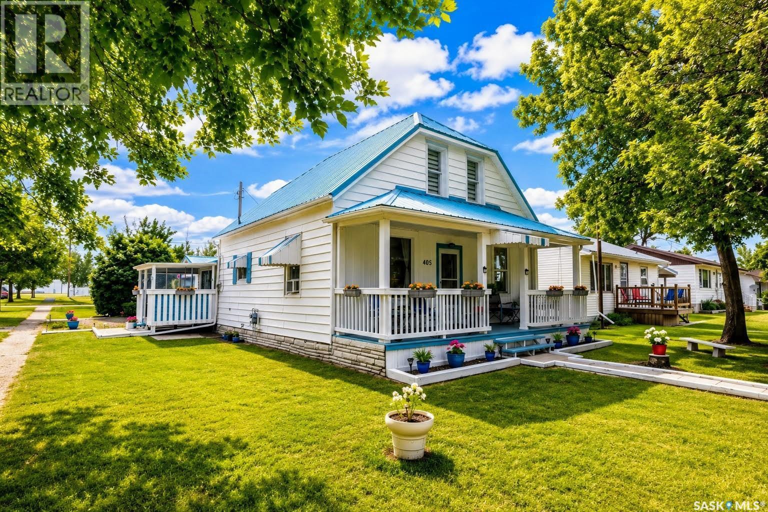 405 Saskatchewan Street, Central Butte, SK - Outdoor With Deck Patio Veranda