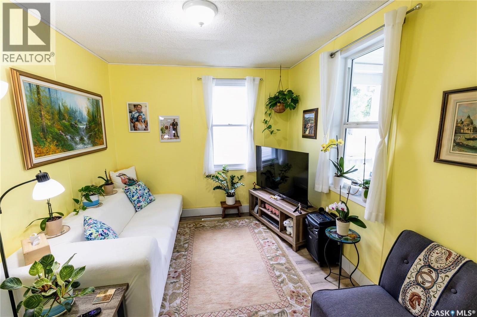 405 Saskatchewan Street, Central Butte, SK - Indoor Photo Showing Living Room