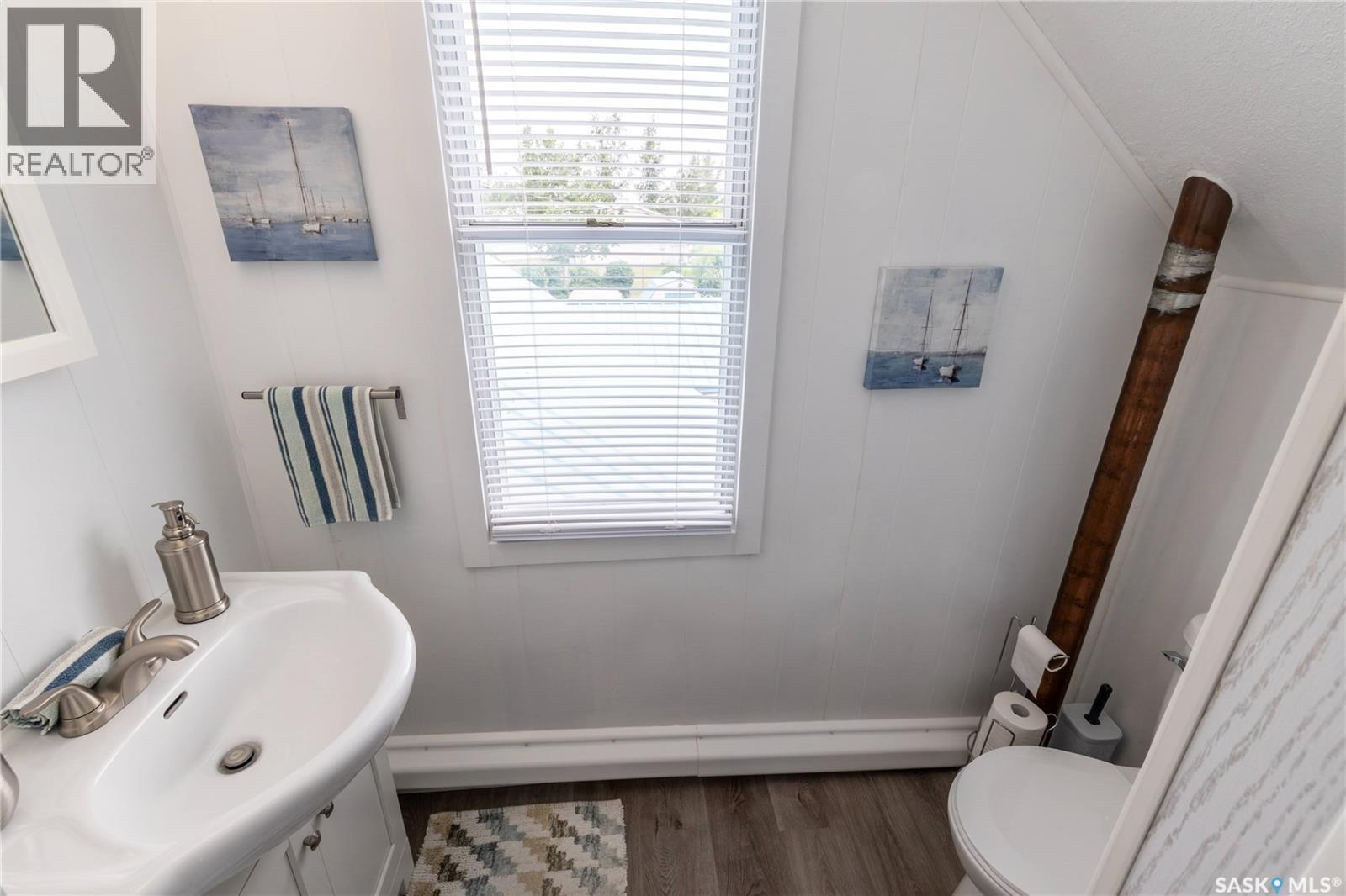 405 Saskatchewan Street, Central Butte, SK - Indoor Photo Showing Bathroom