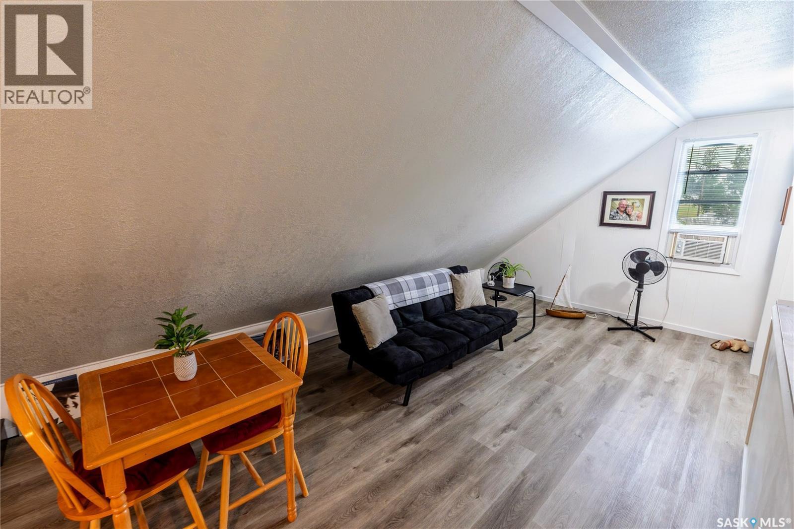 405 Saskatchewan Street, Central Butte, SK - Indoor