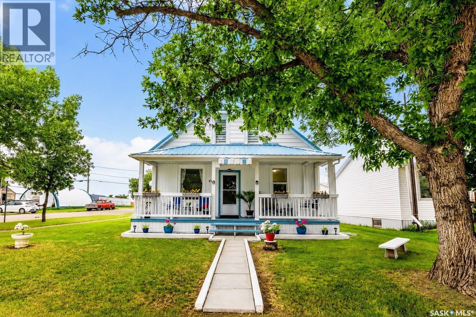 405 Saskatchewan Street, Central Butte, SK - Outdoor With Deck Patio Veranda