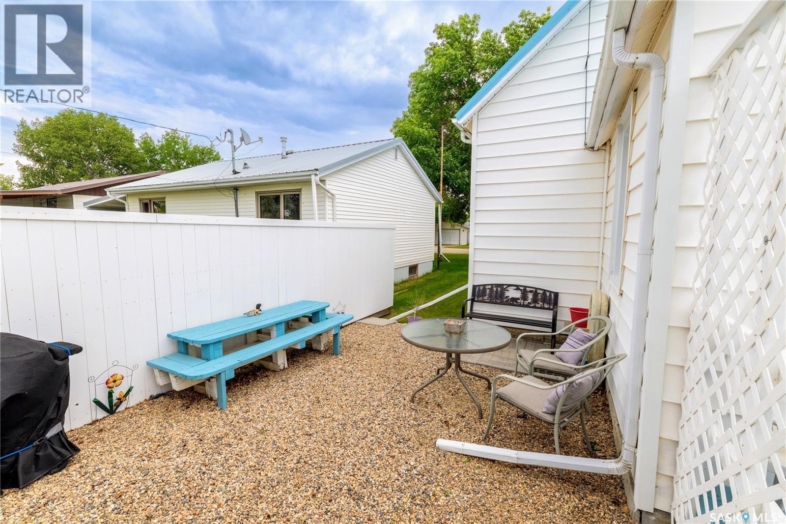 405 Saskatchewan Street, Central Butte, SK - Outdoor With Exterior