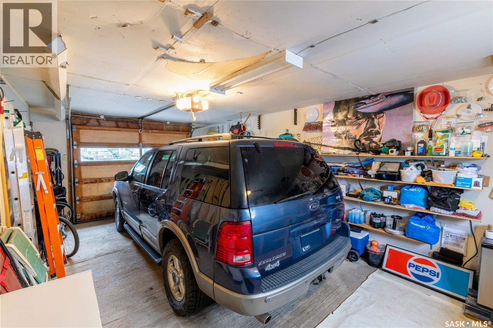 405 Saskatchewan Street, Central Butte, SK - Indoor Photo Showing Garage