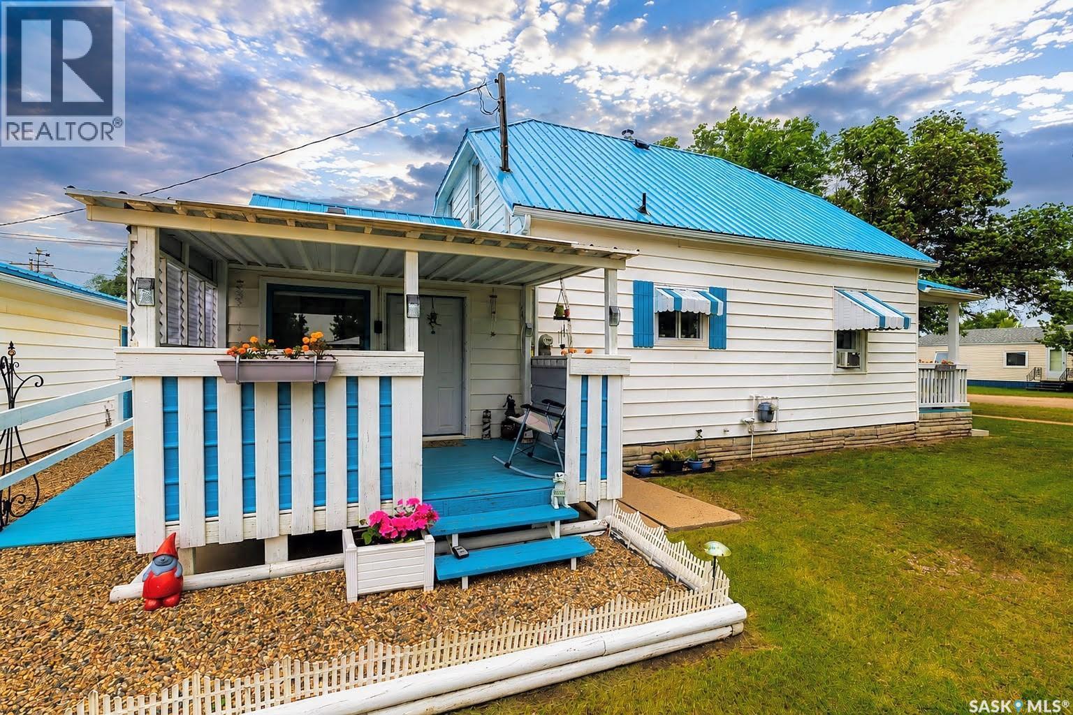 405 Saskatchewan Street, Central Butte, SK - Outdoor