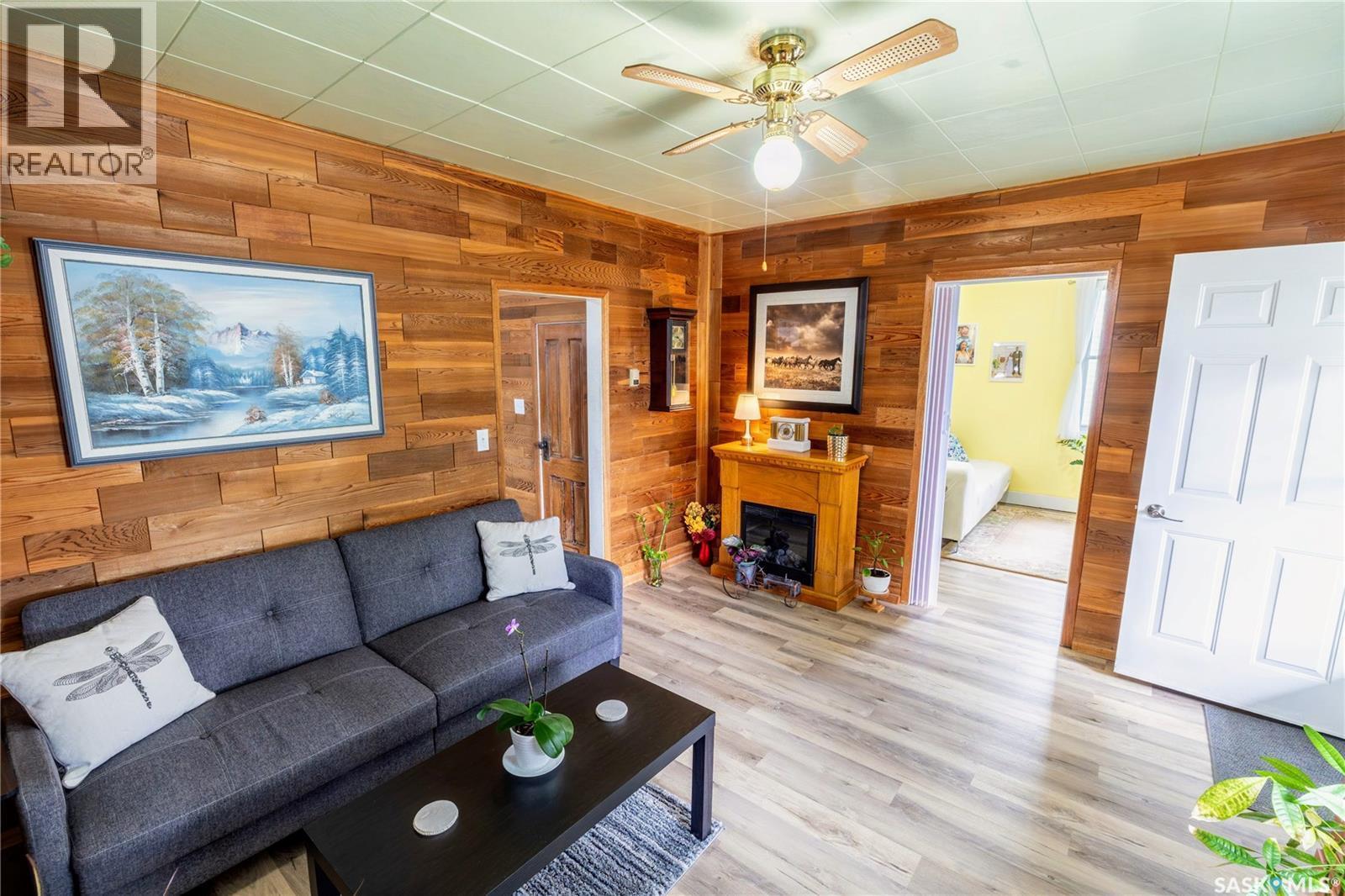 405 Saskatchewan Street, Central Butte, SK - Indoor Photo Showing Living Room
