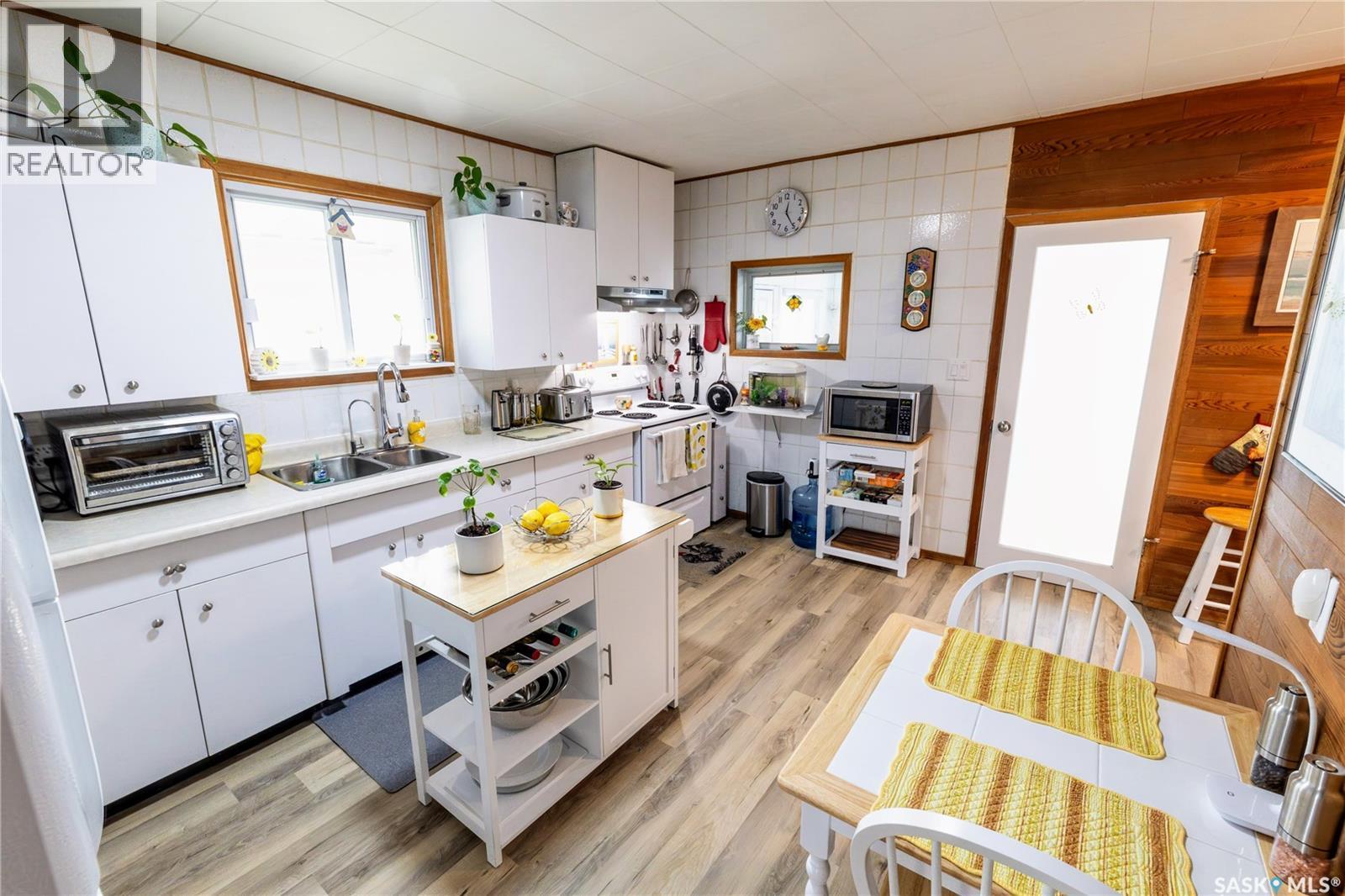 405 Saskatchewan Street, Central Butte, SK - Indoor