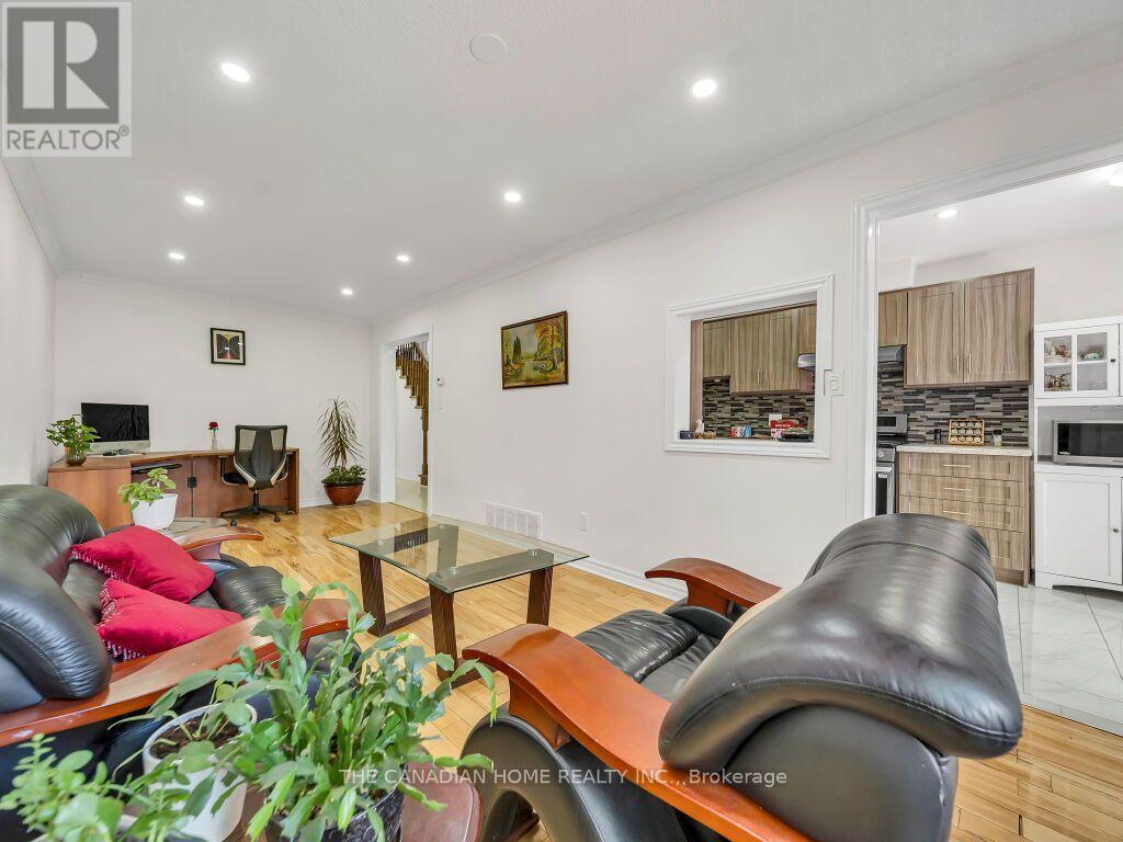 5244 Cinnamon Road, Mississauga, ON - Indoor Photo Showing Living Room