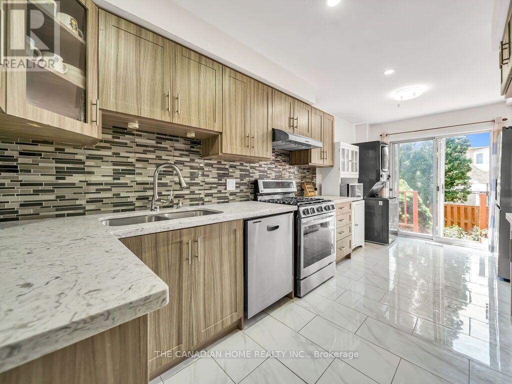 5244 Cinnamon Road, Mississauga, ON - Indoor Photo Showing Kitchen With Double Sink With Upgraded Kitchen
