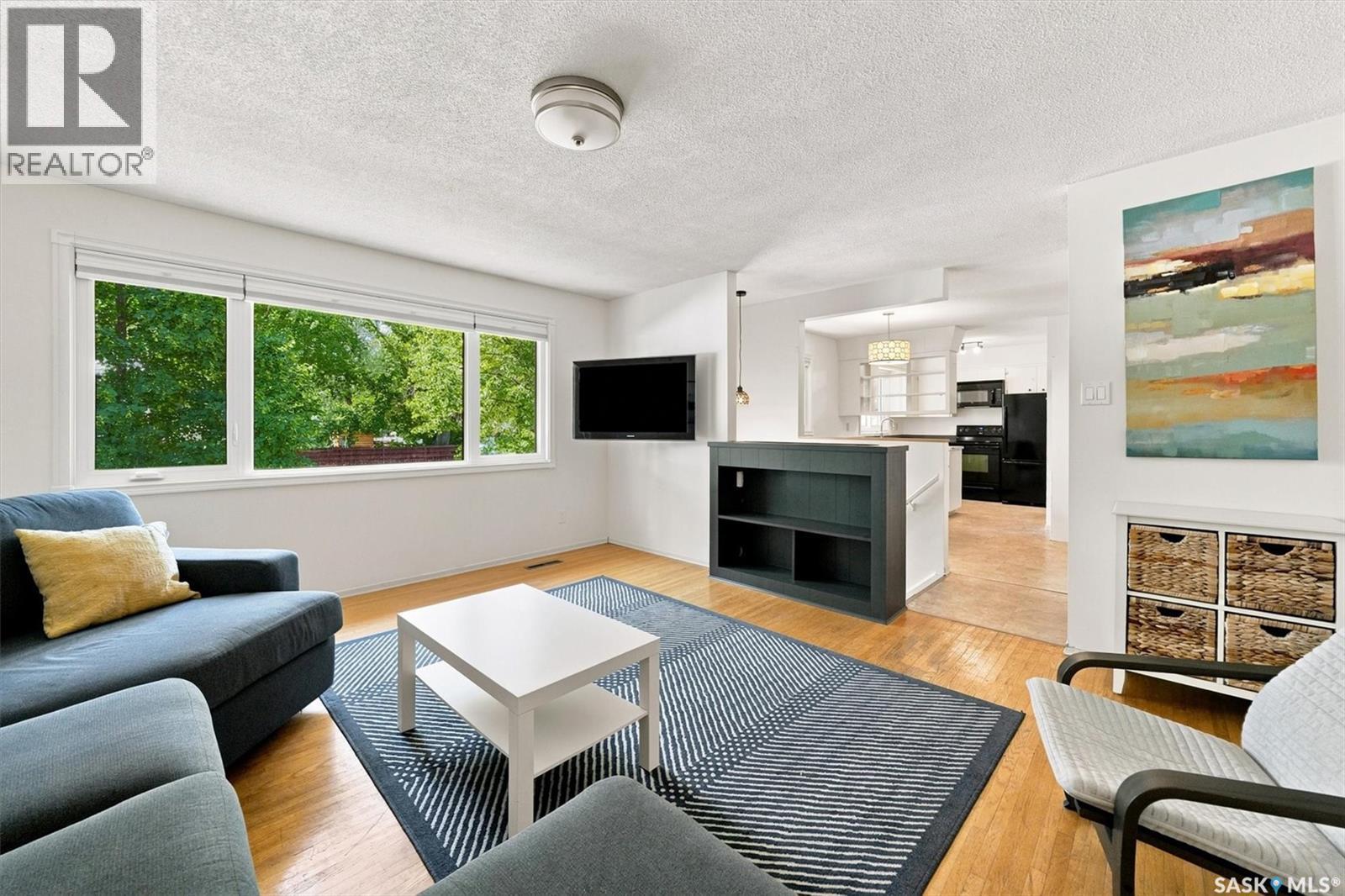 1009 East Centre, Saskatoon, SK - Indoor Photo Showing Living Room