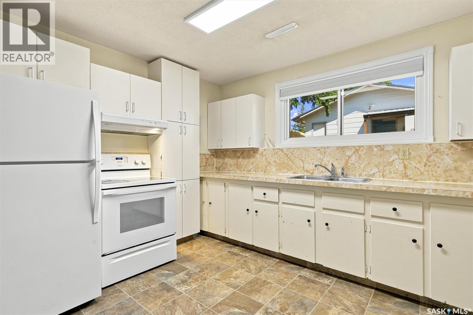 1009 East Centre, Saskatoon, SK - Indoor Photo Showing Kitchen With Double Sink