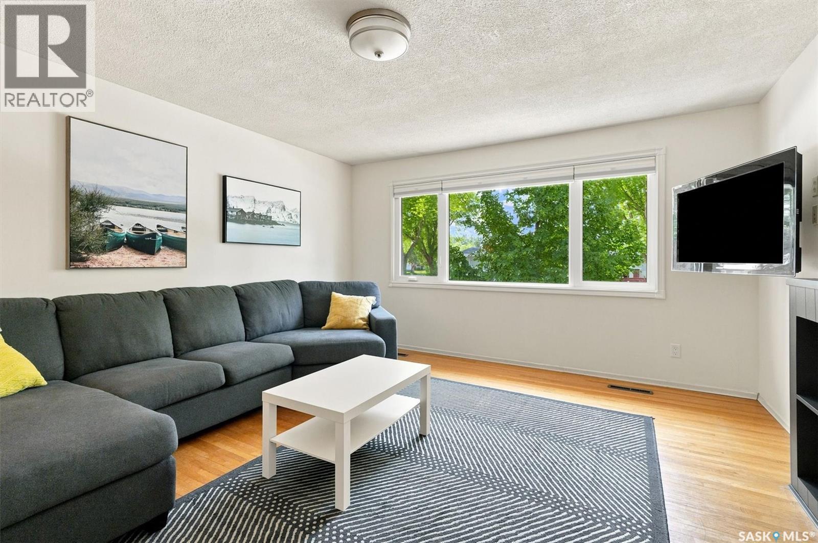 1009 East Centre, Saskatoon, SK - Indoor Photo Showing Living Room