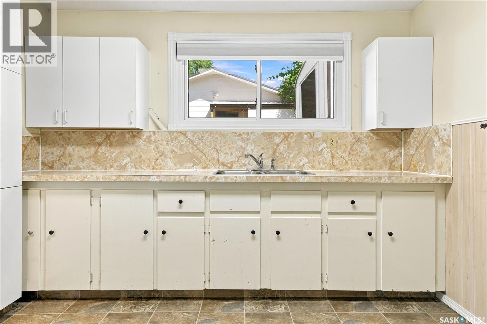 1009 East Centre, Saskatoon, SK - Indoor