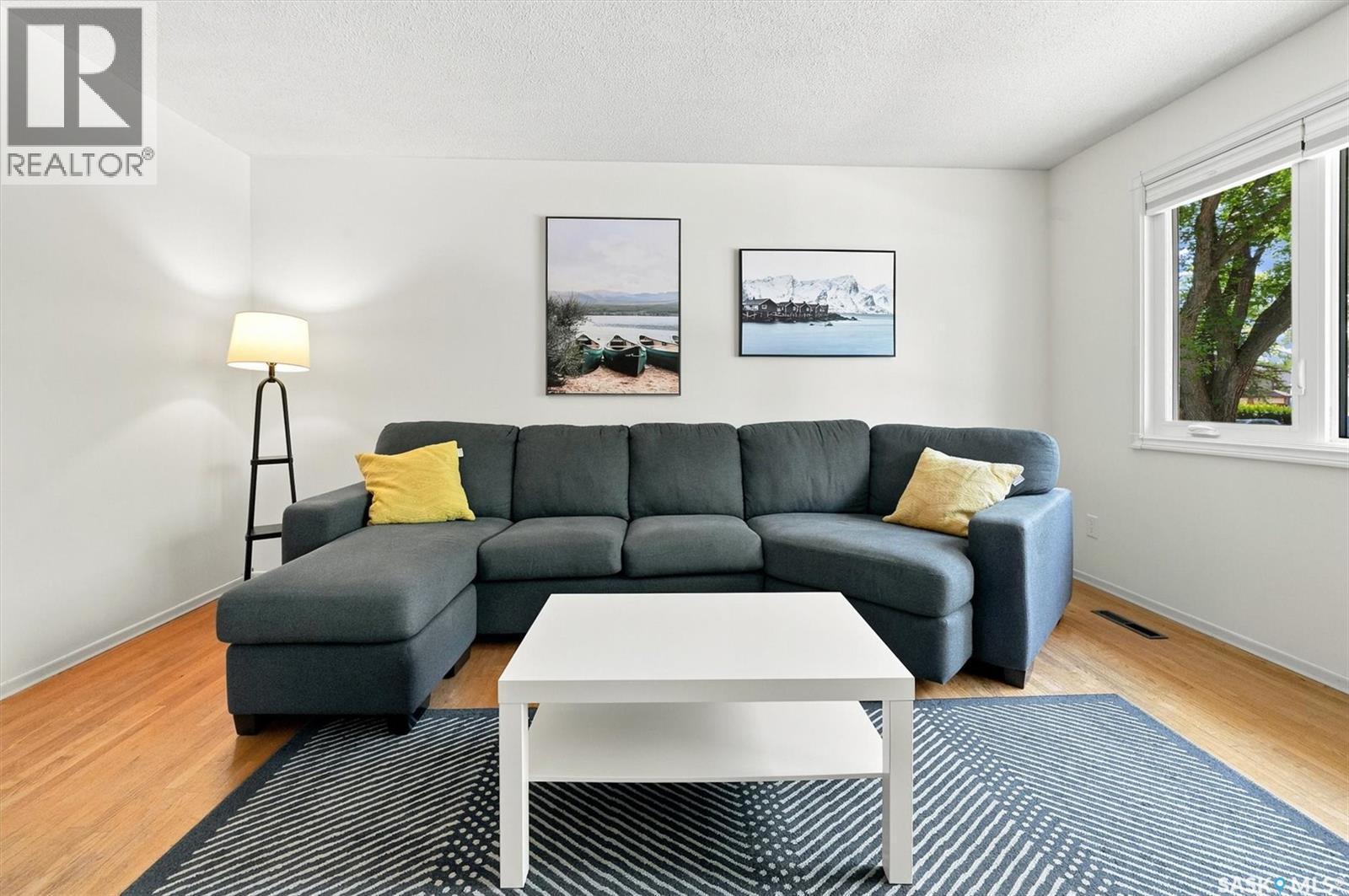 1009 East Centre, Saskatoon, SK - Indoor Photo Showing Living Room