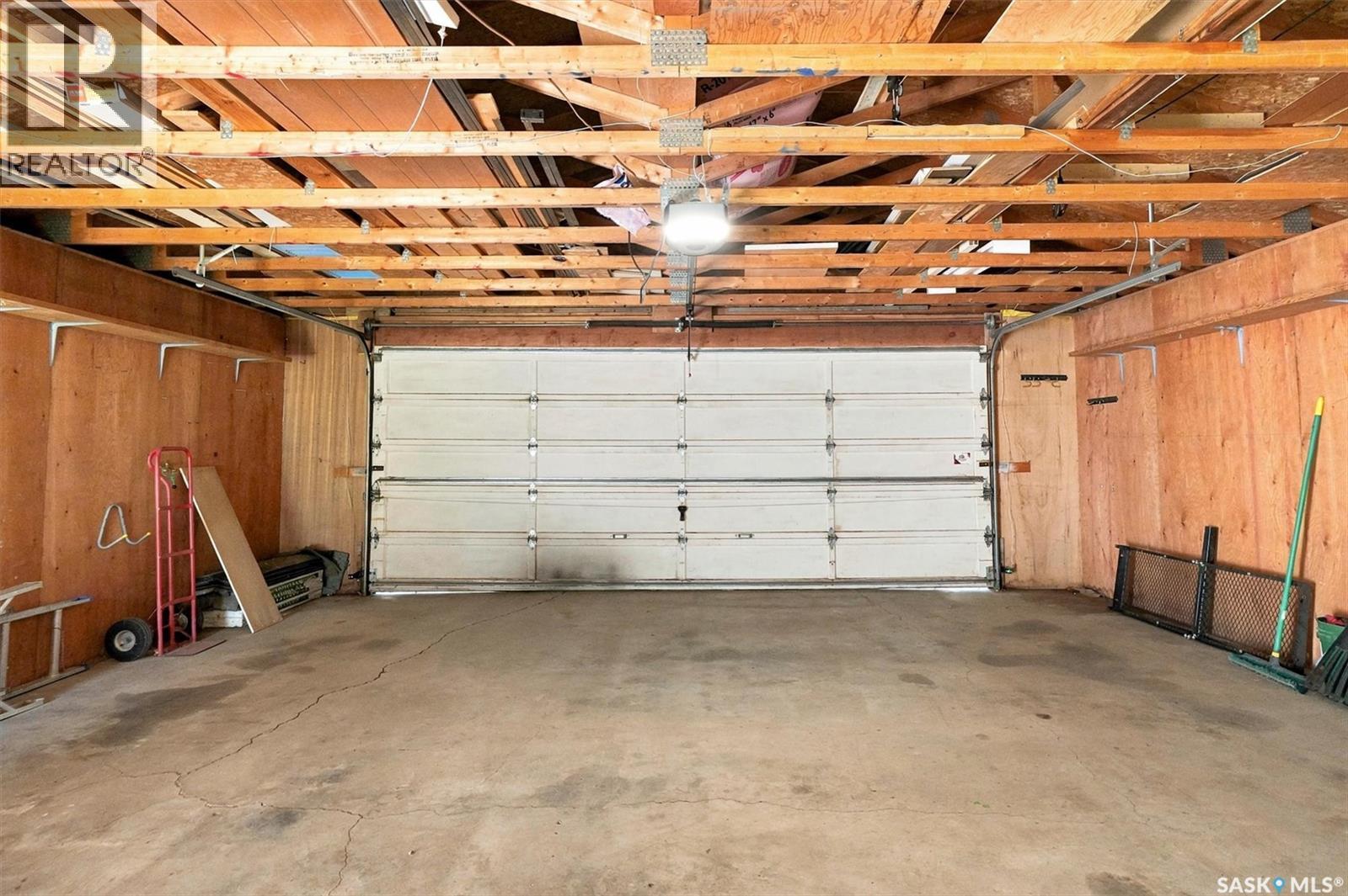 1009 East Centre, Saskatoon, SK - Indoor Photo Showing Garage