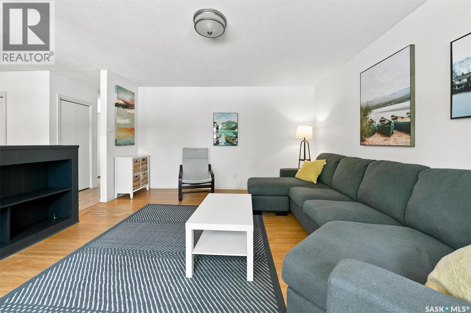 1009 East Centre, Saskatoon, SK - Indoor Photo Showing Living Room