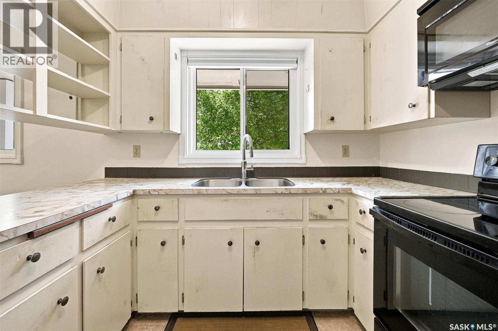 1009 East Centre, Saskatoon, SK - Indoor Photo Showing Kitchen With Double Sink