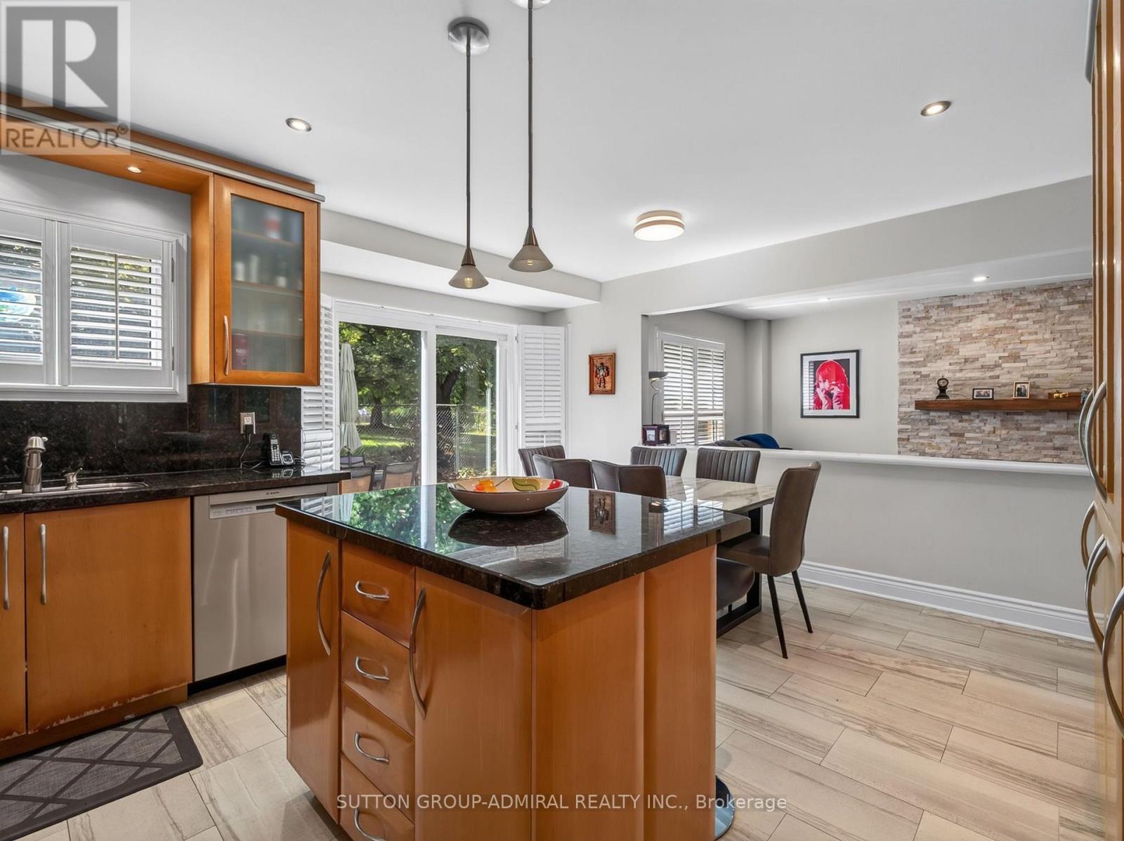 99 Dundurn Crescent, Vaughan, ON - Indoor Photo Showing Kitchen