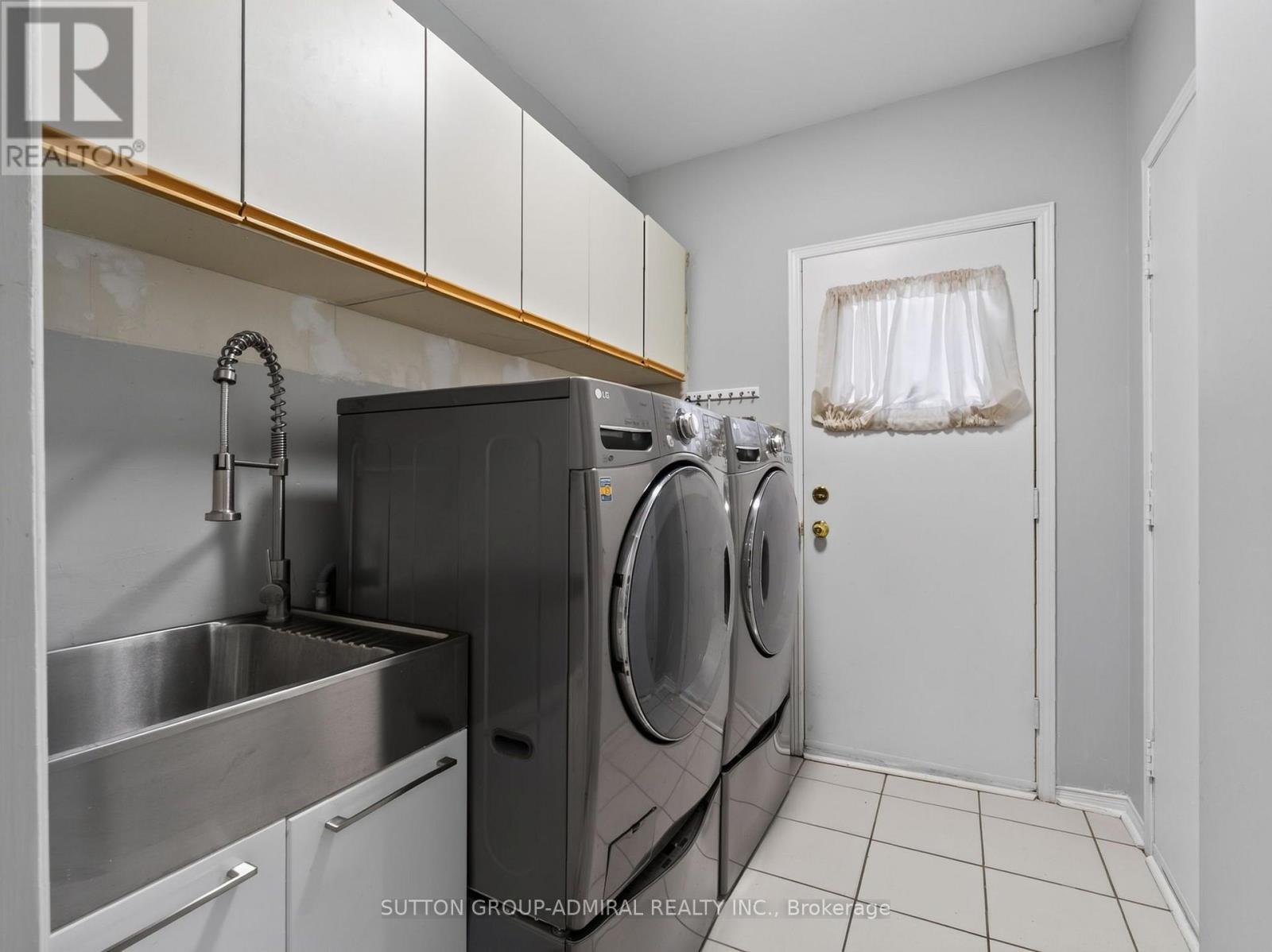 Main Floor Laundry Room - 99 Dundurn Crescent, Vaughan, ON - Indoor Photo Showing Laundry Room