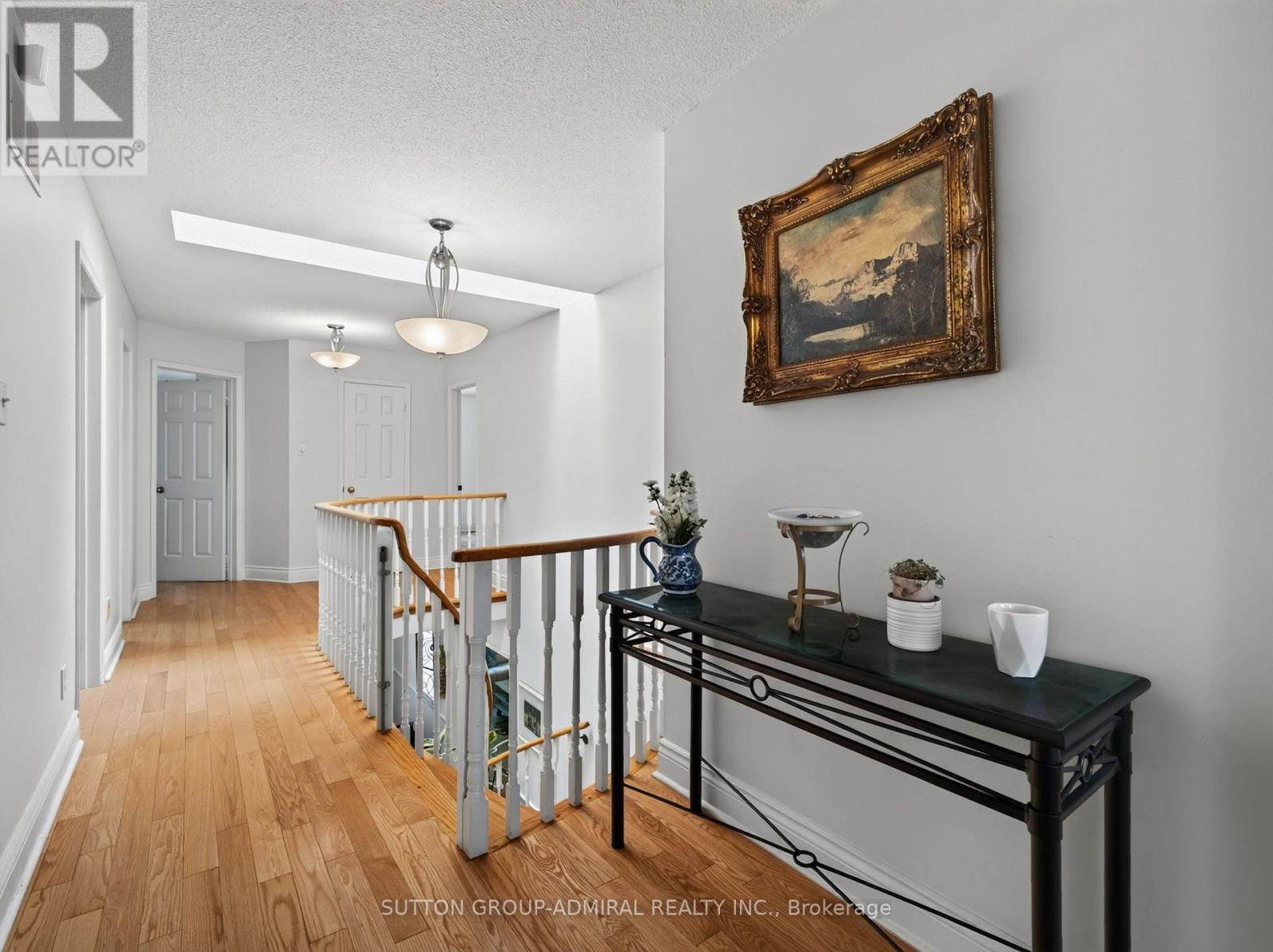 2nd Gloor hallway/Skylight - 99 Dundurn Crescent, Vaughan, ON - Indoor Photo Showing Other Room