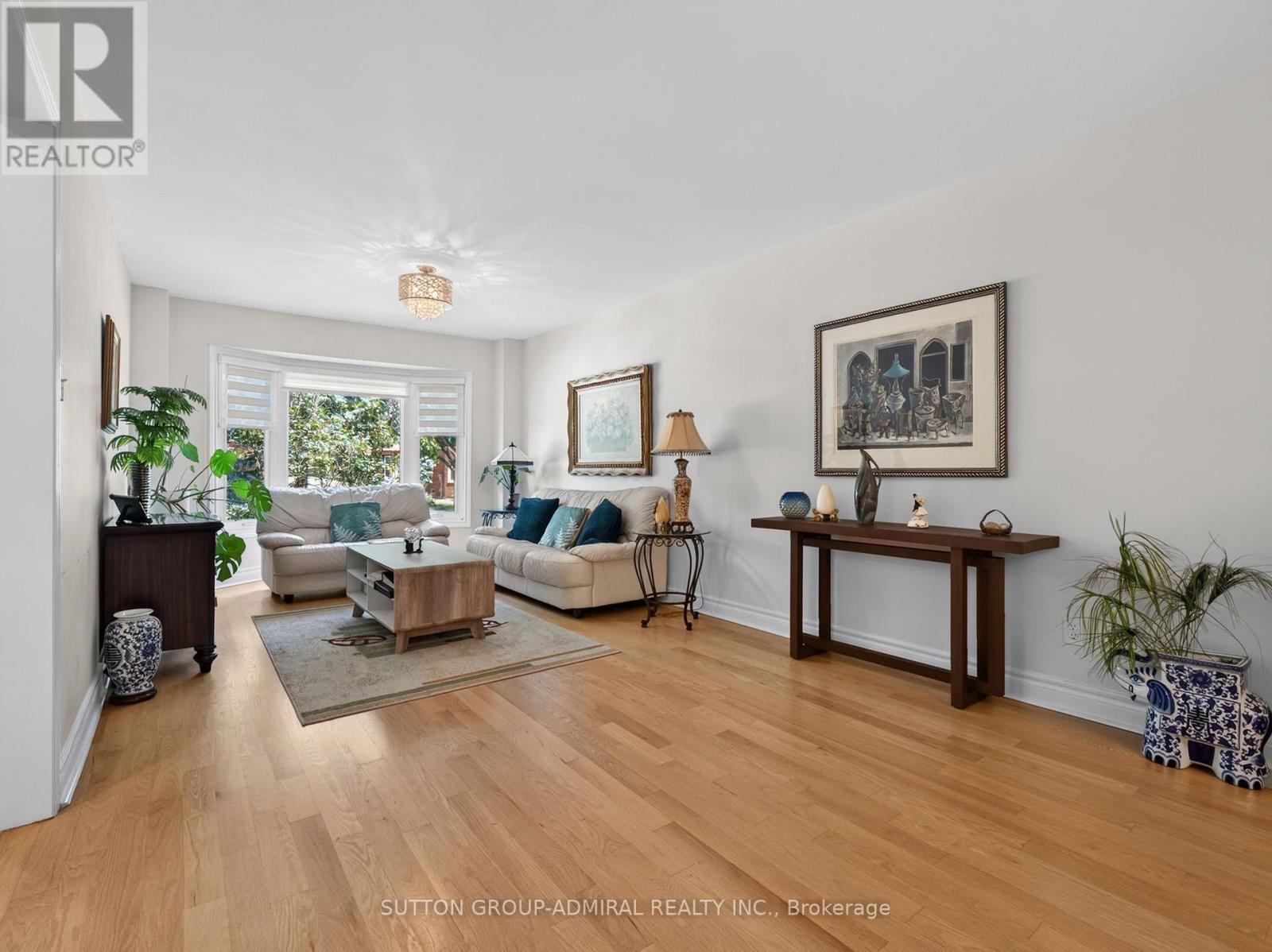 99 Dundurn Crescent, Vaughan, ON - Indoor Photo Showing Living Room