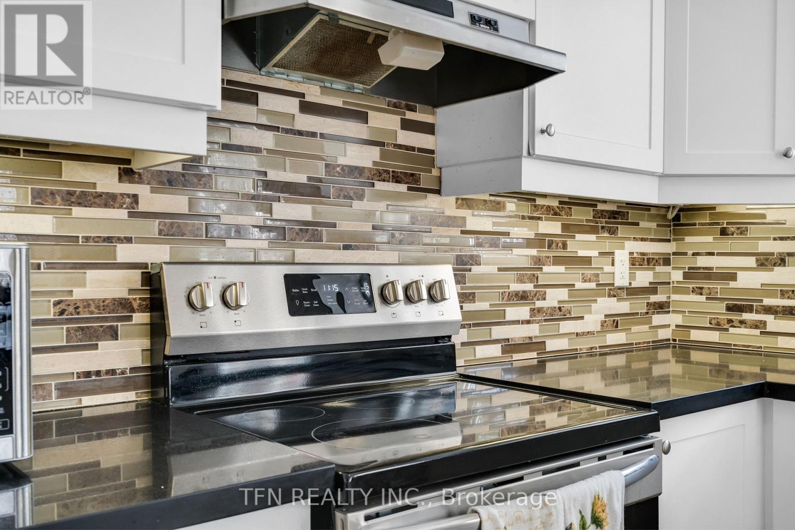 2 Shiff Crescent, Brampton, ON - Indoor Photo Showing Kitchen