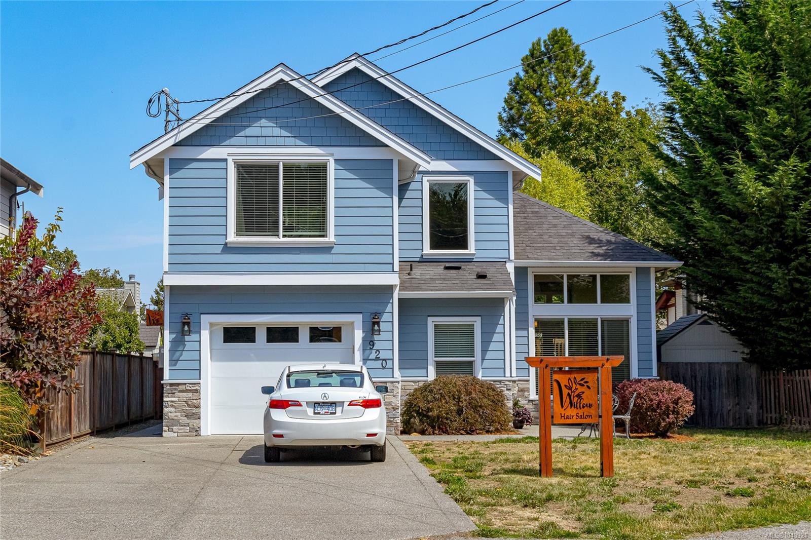 920 Snowdrop Ave, Saanich, BC