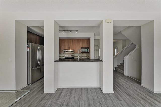 208 Bellflower Rd, Winnipeg, MB - Indoor Photo Showing Kitchen