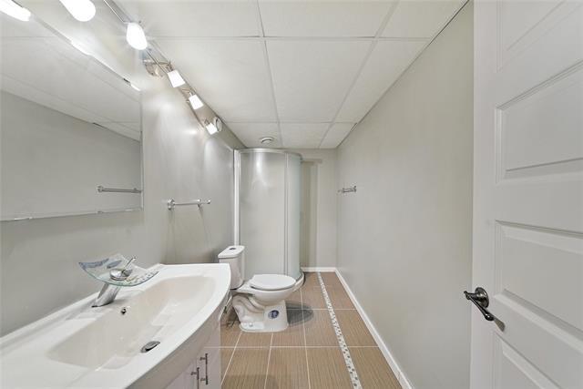 208 Bellflower Rd, Winnipeg, MB - Indoor Photo Showing Bathroom