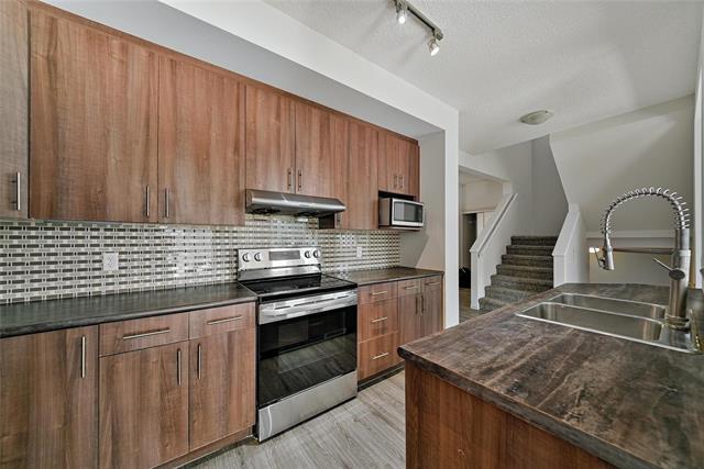 208 Bellflower Rd, Winnipeg, MB - Indoor Photo Showing Kitchen With Double Sink